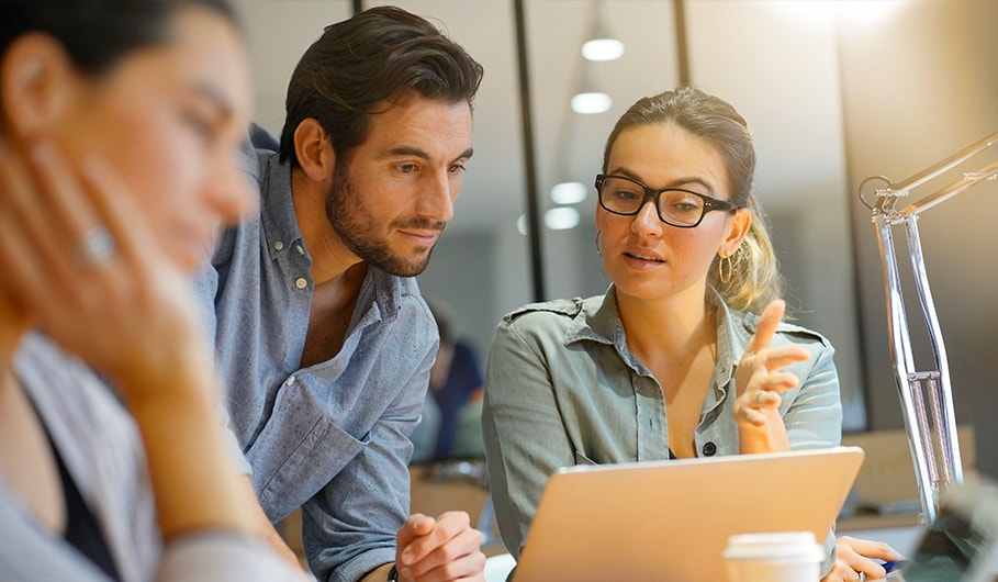 un expert déploie une solution de paiement chez un marchand