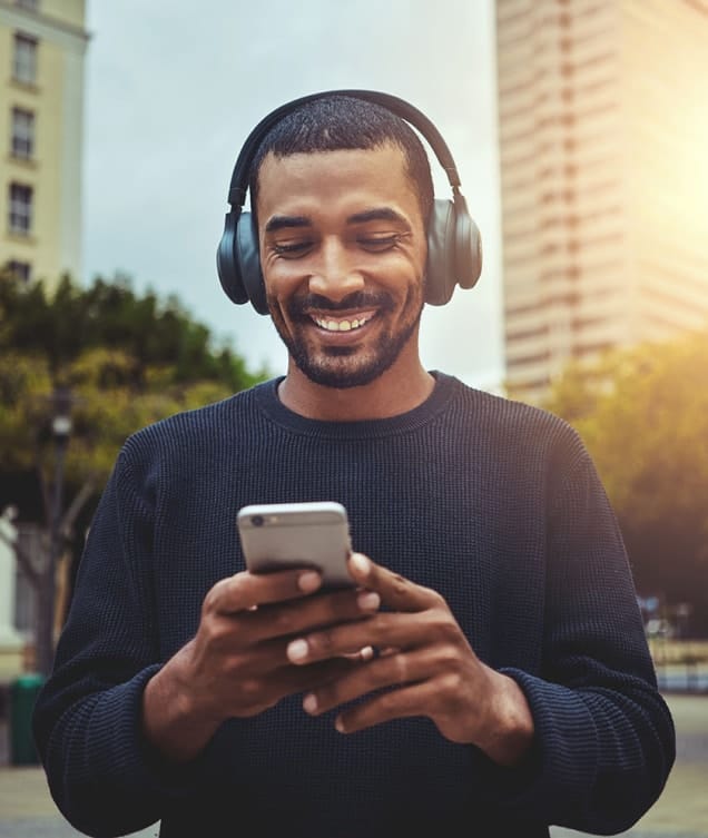 une personne paie sur smarthpone avec du bnpl