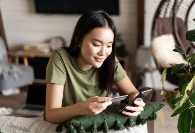 une femme paie avec son smartphone
