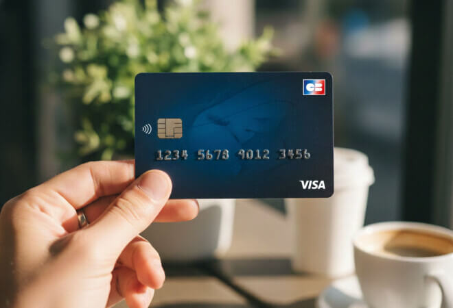 Une main qui tient une carte bancaire CB